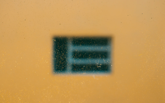 Как магнитный полупроводник заставляет свет поворачиваться в обратную сторону